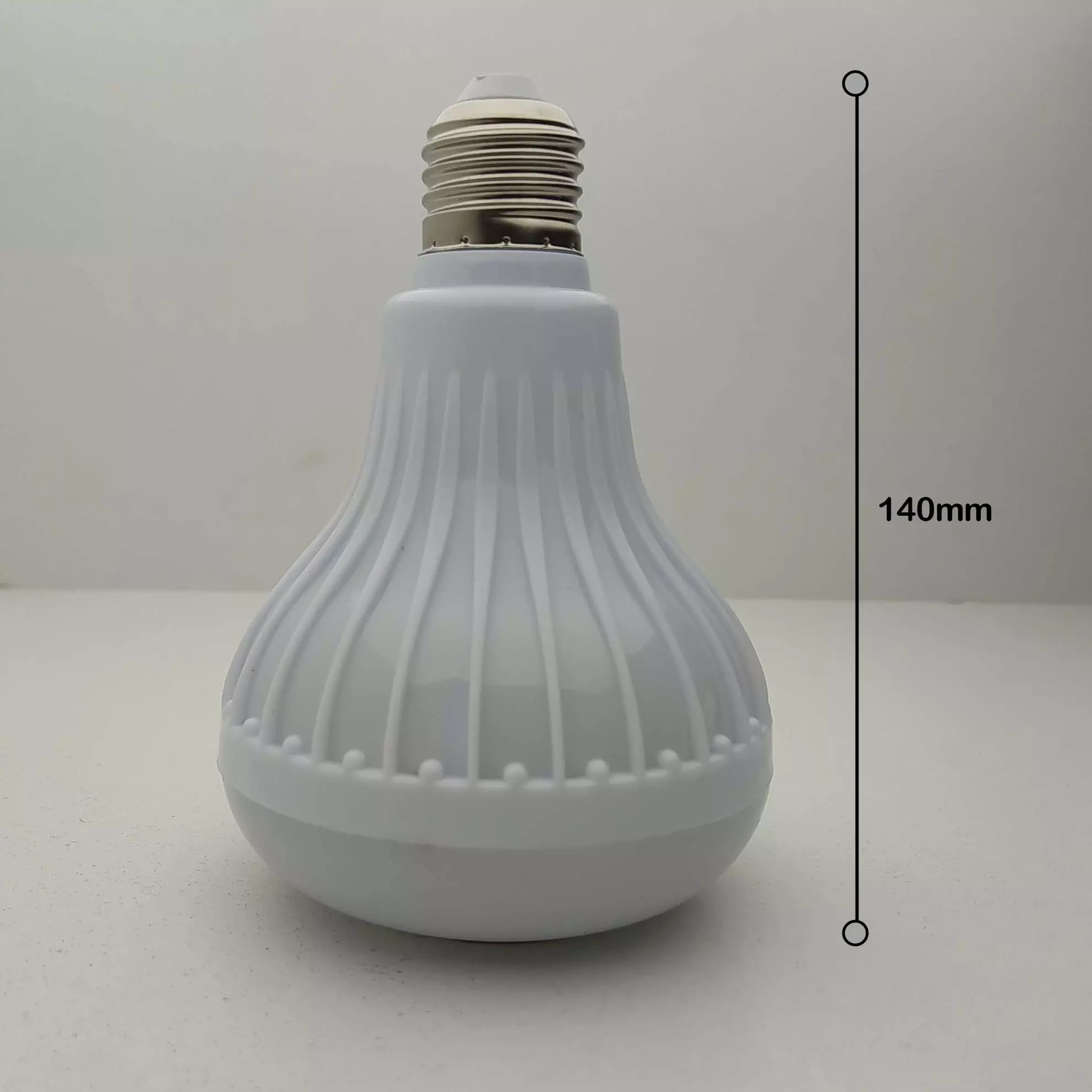 اسپیکر لامپ بلوتوثی دارای افکت و 13 رنگ و ریموت کنترل از راه دور و ارسال پیشتاز